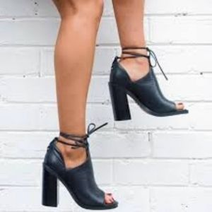 Steve Madden Tildaa lace up bootie